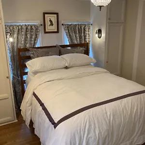 Pineapple House, Spacious 1st Floor Apartment! Center! 96 Walk Score! Free Parking! , Denver United States